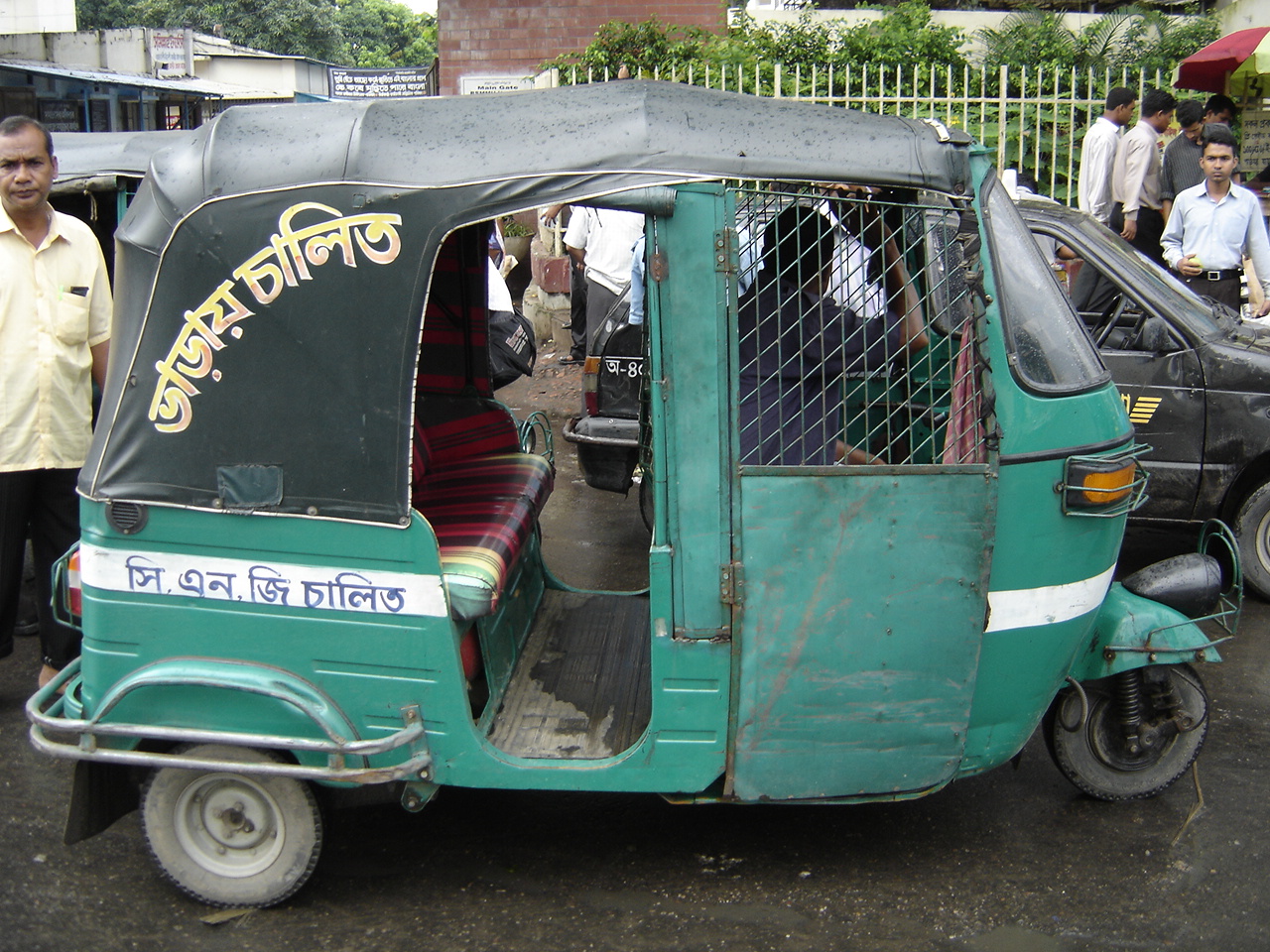 বাংলাদেশের একটি সবুজ সিএনজি অটোরিকশা
